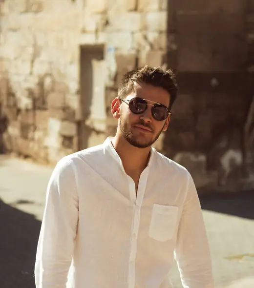 Man in a white linen shirt and sunglasses